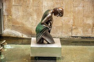 Escultura ‘Muchacha en el lago’ de Antonio Ballester